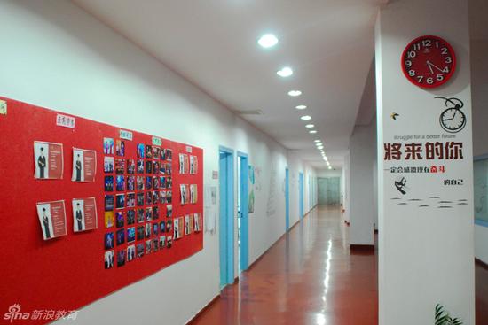 走廊的墙上贴着学生的作品与优秀学生代表
