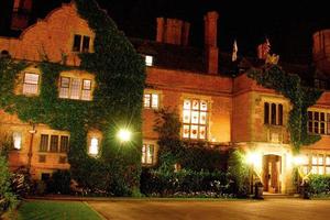 英私校被指安装700个监控摄像头防学生亲吻