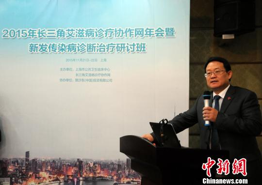 上海市公共卫生临床中心党委书记、著名传染病专家卢洪洲教授在研讨班上作学术报告。 孙国根 摄