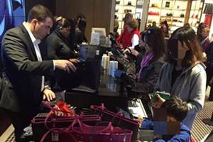 美华人代购趁打折囤货 华人买家受波及频遭砍单