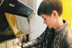 俄罗斯暖男追中国女孩 学炸臭豆腐送惊喜(图)