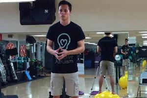 哈佛学生健身球上站5小时破纪录拿牛津奖学金