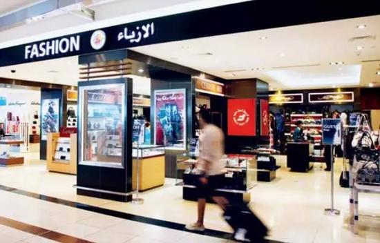 迪拜的机场免税店，几乎每个专柜都能看到中国导购的身影,很多留学生在这里兼职打工。