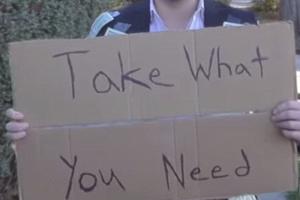 美小伙街头体验人性 身贴纸币请路人随意取用