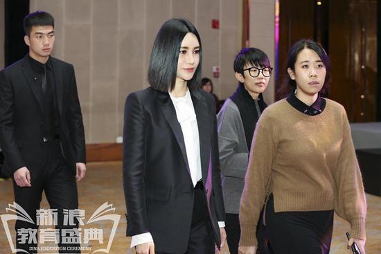 电子唱作人,娱乐产品投资人尚雯婕现身教育盛典
