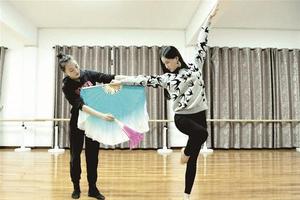 女生弃美国高中学业回国艺考 只为梦想当超模