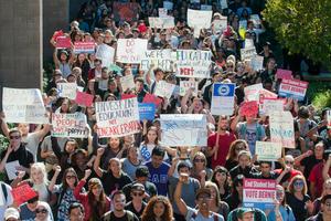 学贷压力增大 迫美国更多学生找干爹