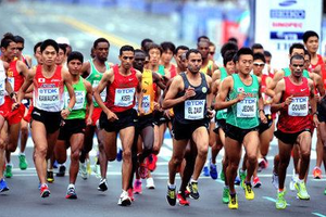 美少年跑离弯道后竟误打误撞跑完马拉松全程