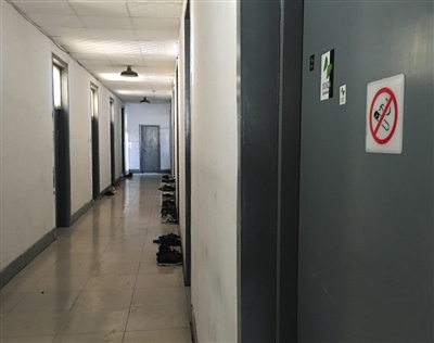 迷笛学校宿舍楼的门上贴有禁止吸烟标识。
