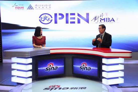 主持人唐敏(左一)与对外经贸大学副校长张新民