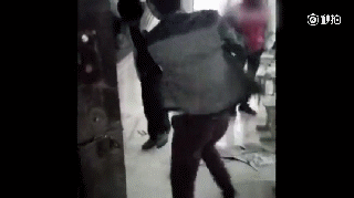 男生猛打同学