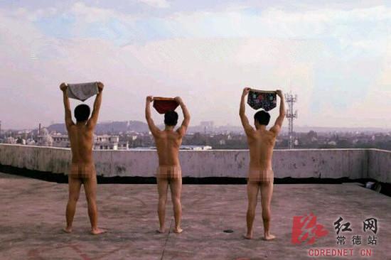 湖南大学生晒毕业照全裸出镜称展望未来