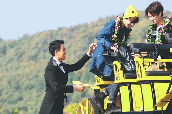 佟大为变管家贴心为学生服务