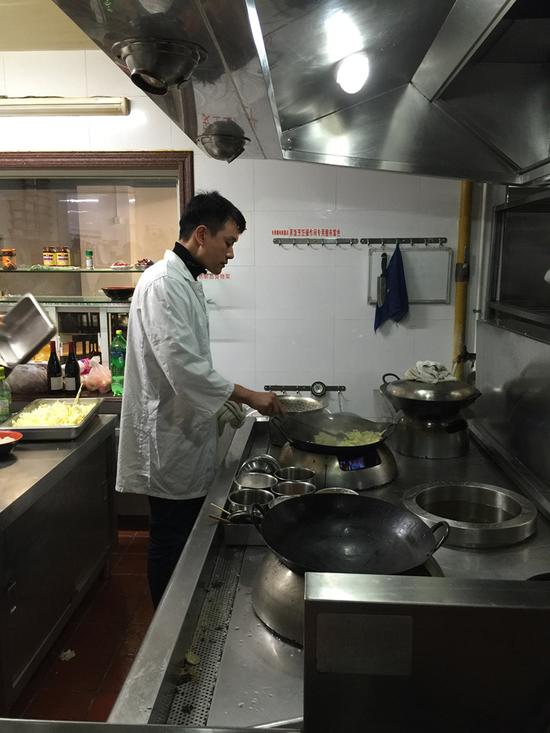 佟大为亲自为学生下厨