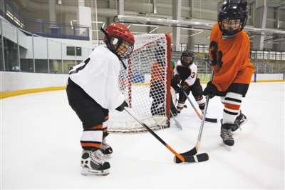 中国功夫、跳绳、冰球以及各种体育游戏……北京各中小学在冬季开发了多种学生感兴趣的体育活动。