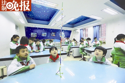 在北京崇文小学，选择到校学习的学生们，正在上兴趣课 据法制晚报