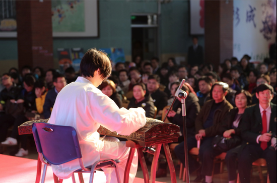 小学部的同学表演古筝独奏