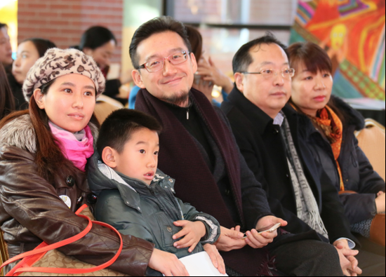 一家三口一起参加招生会