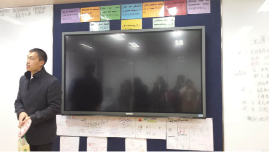 教室配有互动投影和感应窗帘，基本实现无纸化教学