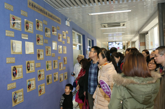 老师向家长介绍汇佳升学状况