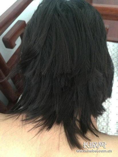 唐山市第六十二中学高一女生王某被老师剪得七零八碎的头发。学生家长陈女士/供图