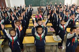 中小学推进学区制 武汉鼓励薄弱学校“傍大款”