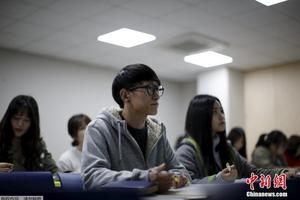 南京一学校引入真人CS游戏为高三学子解压