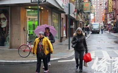 华埠街头常见满头白发的耆老。（美国《侨报》资料图/陈辰 摄）