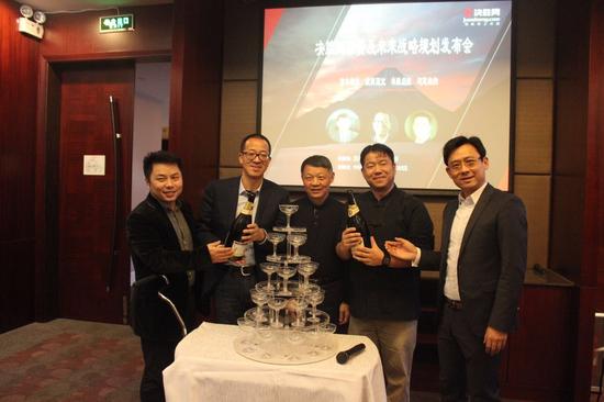 合影,从左至右分别是:决胜网董事长阙登峰,新东方董事长俞敏洪,天舟文化董事长肖志鸿,决胜网CEO戴政,新东方创始人董事长俞敏洪,信中利资本集团董事总经理刘朝晨