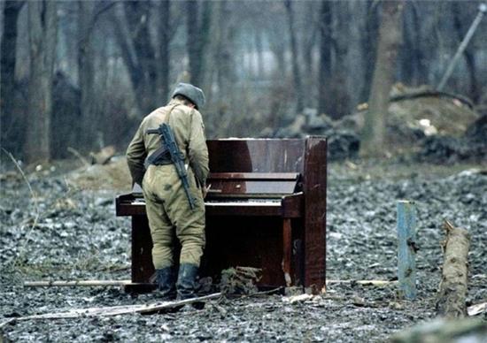 士兵和钢琴