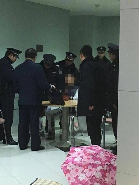 嫌疑人被警方控制,手上满是鲜血