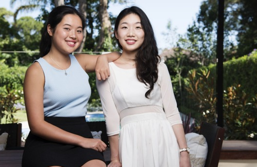 华裔姐妹高考成绩相同 接连入读牛津大学