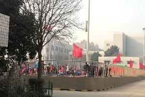 陕西一小学雾霾天开运动会 校方称影响不大(图)