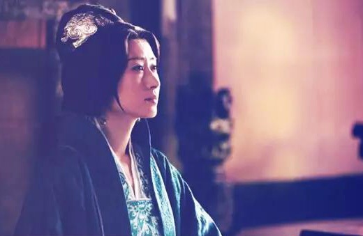 静妃清雅素淡,不事权谋,从容无争。