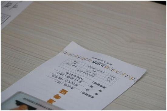 考生持本人身份证和全国统一准考证参加考试