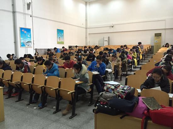 书包、课本统一放置，桌子无桌洞，全面杜绝作弊行为，保证考场纪律