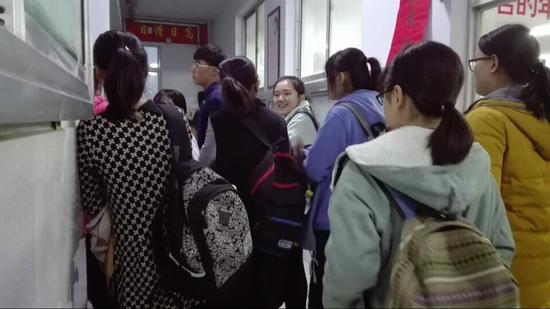 1月3日下午五点，联考全面结束，考生交流考试，畅谈心得