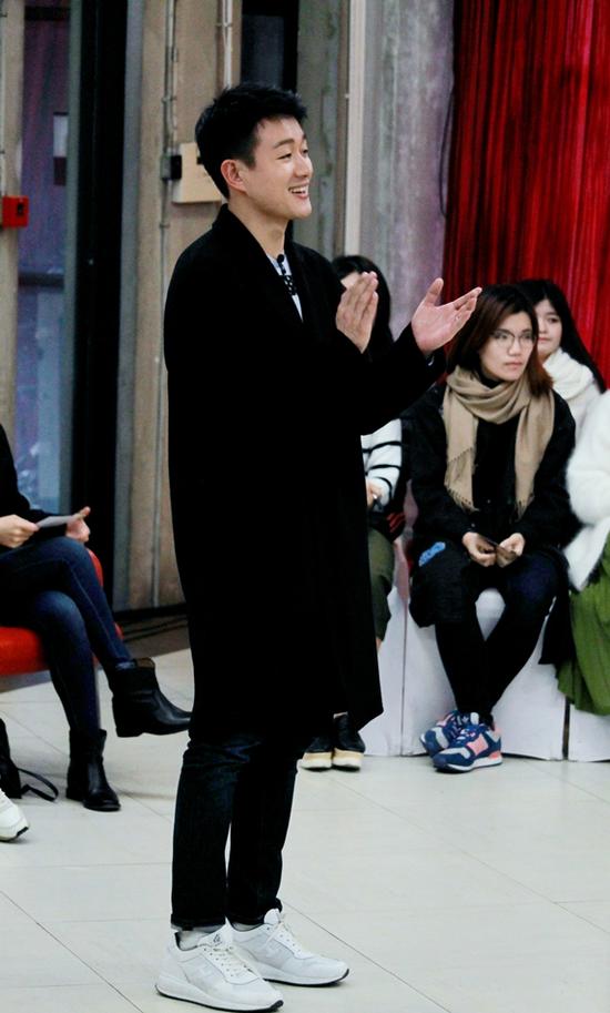 佟大为向学生介绍陈可辛导演