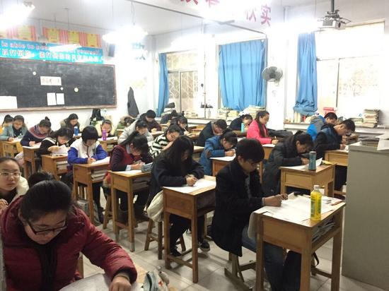 考场均采用单人单桌，严格维持考场秩序