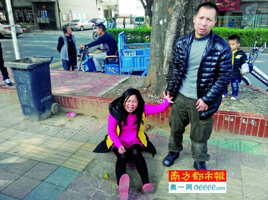 昨日，新新父母来到平湖兴文学校，说到孩子的离去，夫妻俩悲痛欲绝。南都记者 刘颖 摄