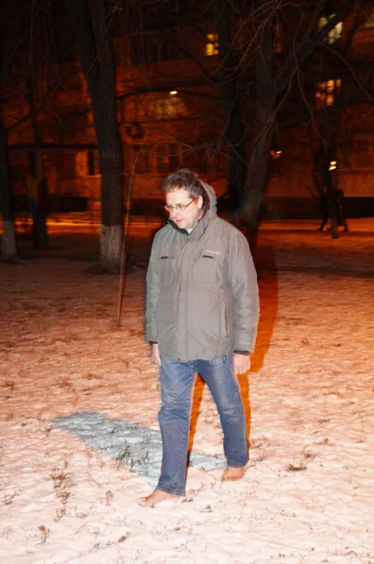 乌克兰男子坚持10年光脚走路。（网页截图）