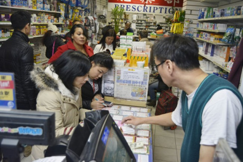 华人纷纷抢购彩券，挤爆彩票售卖点。(记者俞姝含/摄影)