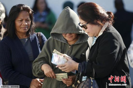 如果中了头奖的15亿美元，中奖者可以选择在29年时间里分批支取这15亿美元，也可以一次性领取9.3亿美元的奖金。当然，这只是税前的，中奖者还要支付39.6%的联邦所得税和一定的州税。