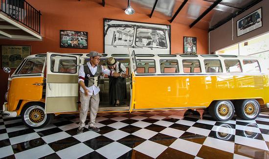 印尼机械师Wahyu Pamungkas宣称打造出了世界上最长的“大众嬉皮士”。（网页截图）