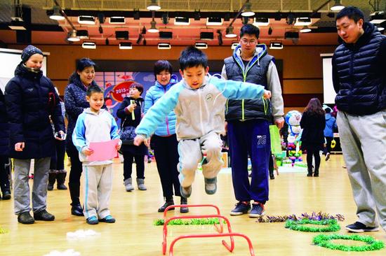 学生们在东城区崇文小学体育馆内参加妙趣横生的期末“乐考”。 摄 通讯员 周良