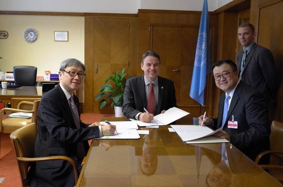 合作各方签署合作协议（左起依次是香港城市大学副校长叶豪盛；联合国欧洲经济委员会秘书长巴赫；杨斌）