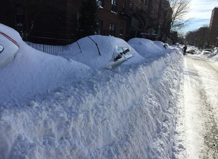 暴雪把诸多停在室外的车辆没头掩埋。（美国《世界日报》/洪群超 摄）