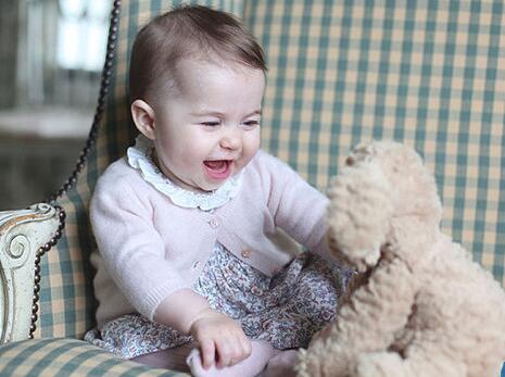 英国夏洛特小公主激萌甜笑 人气超哥哥(图)|英国|夏洛特|小公主