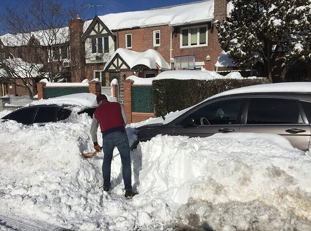 纽约暴雪过后华人深陷找车挖车总动员(图)|华人