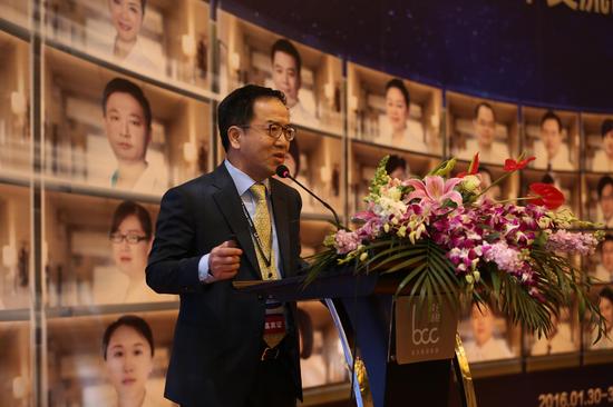 中华医学会医学美学与美容学分会秘书长、伊美尔爱康院长王冀耕教授在会中发表演讲